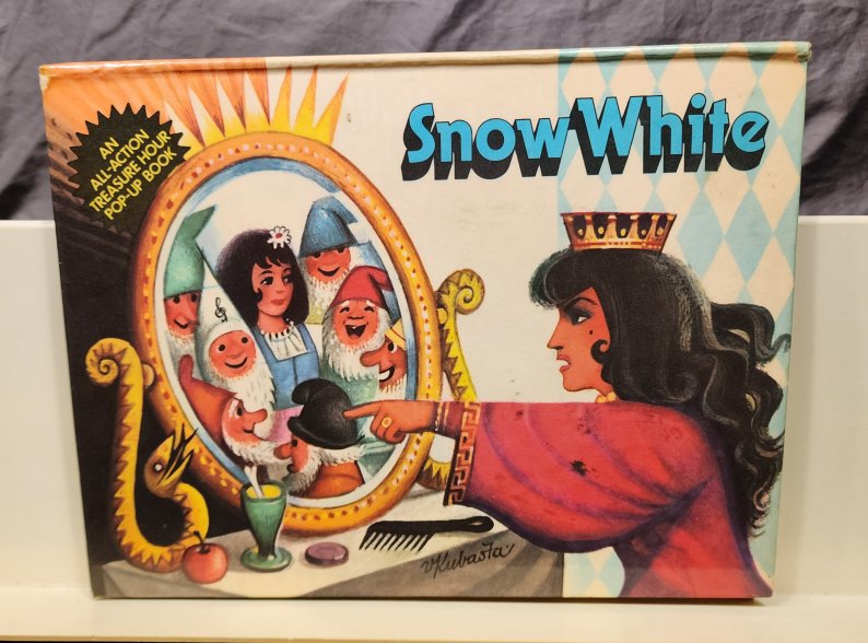 Snow White: An All-Action Treasure Hour Pop-Up Book